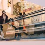 Jak ubierać się świadomie i mniej kupować: praktyczny przewodnik po szafie kapsułowej i zrównoważonej modzie