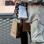 Różnica między trendem a klasyką w modzie: jak rozpoznać i łączyć oba nurty