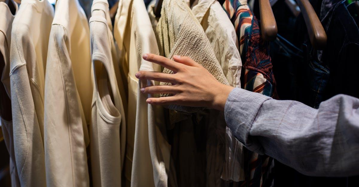 Jak inwestować w ubrania dobrej jakości: przewodnik krok po kroku do trwałej, kapsułowej garderoby
