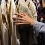 Jak inwestować w ubrania dobrej jakości: przewodnik krok po kroku do trwałej, kapsułowej garderoby