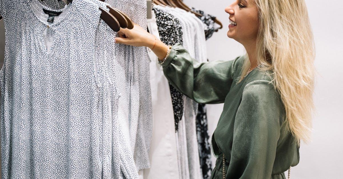 Ile ubrań naprawdę potrzebuje kobieta? Przewodnik po szafie kapsułowej i sprytnych zakupach
