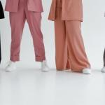 Minimalistyczna moda damska: jak zbudować kapsułową garderobę na cały rok