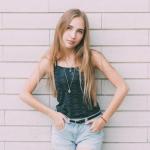 Jakie stylizacje dla niskich kobiet? 15 trików, które optycznie wydłużą sylwetkę