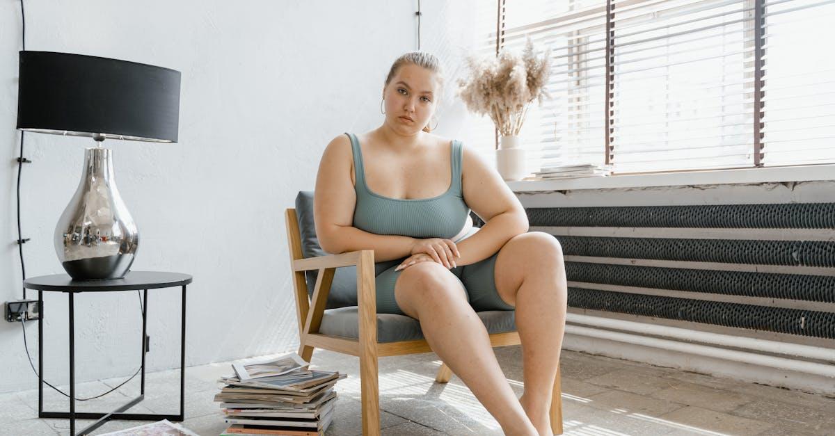 Jakie stylizacje dla puszystych? Kompletny przewodnik po fasonach, kolorach i dodatkach