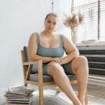 Jakie stylizacje dla puszystych? Kompletny przewodnik po fasonach, kolorach i dodatkach