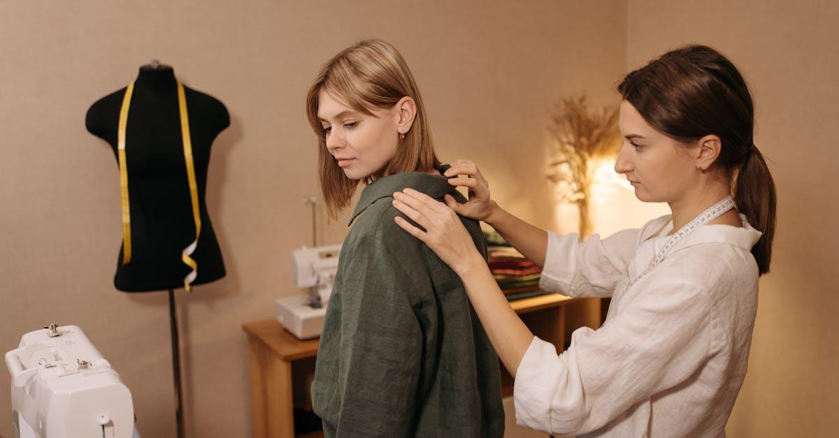 Slow fashion – co to znaczy w praktyce? Przewodnik po świadomej szafie krok po kroku