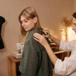 Slow fashion – co to znaczy w praktyce? Przewodnik po świadomej szafie krok po kroku