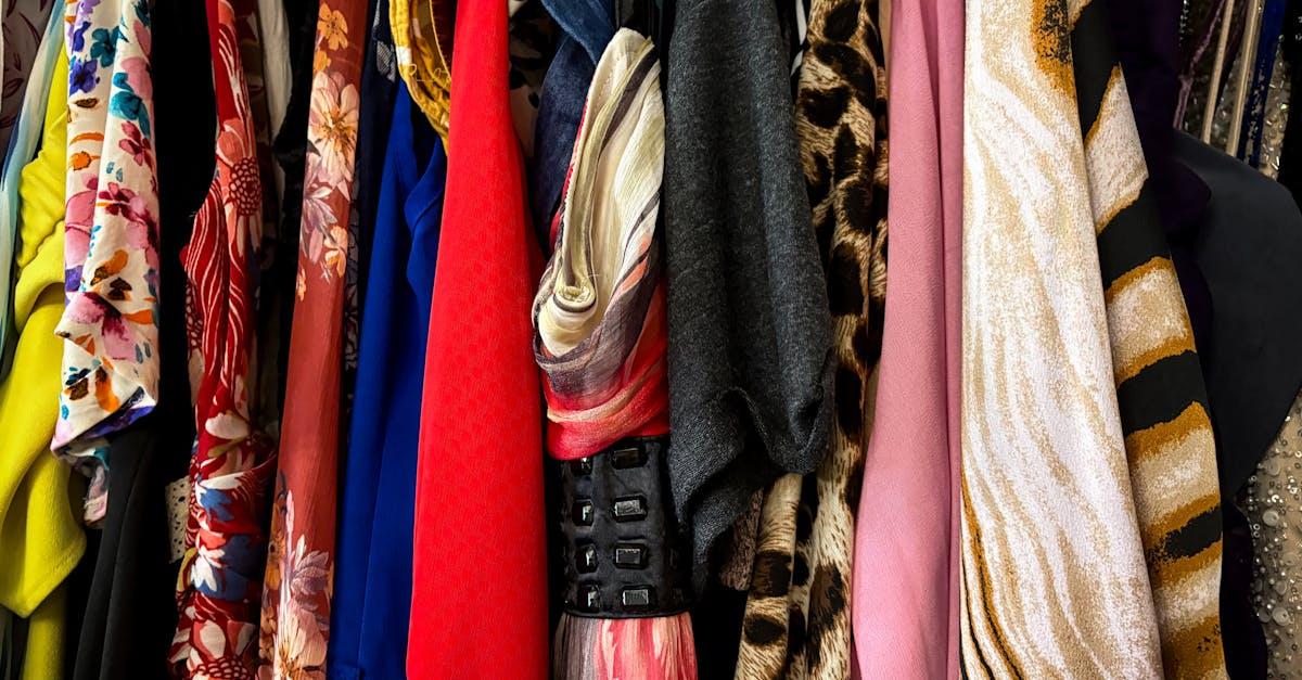 Jak łączyć kolory w ubraniach: praktyczny poradnik z paletami i przykładami stylizacji