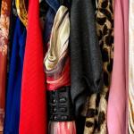 Jak łączyć kolory w ubraniach: praktyczny poradnik z paletami i przykładami stylizacji