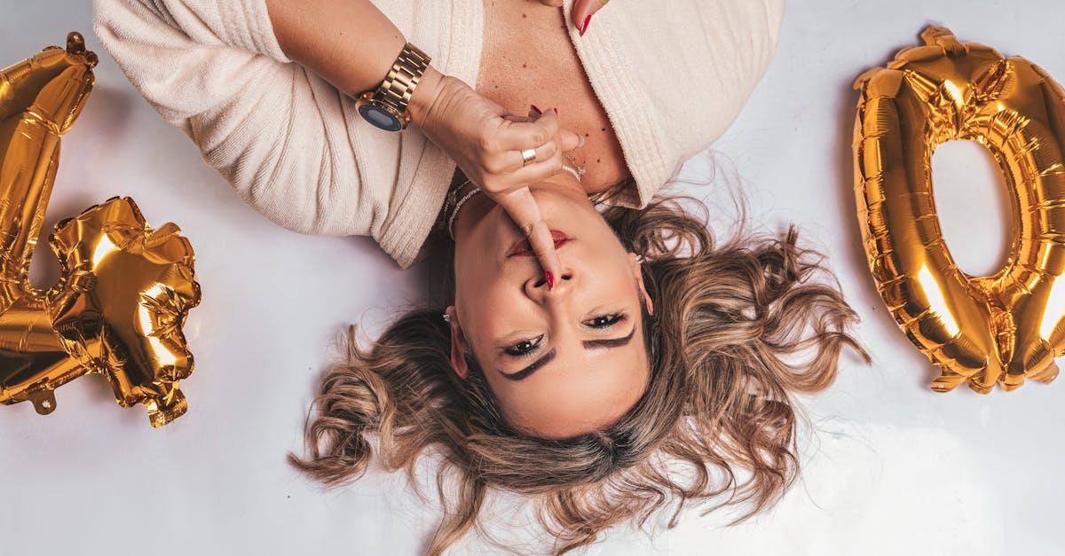 Moda po 40 bez stereotypów: jak zbudować styl, który podkreśla Ciebie, a nie metrykę