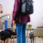 Jak ubrania wpływają na pierwsze wrażenie? Psychologia stylu w praktyce