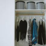 Jak ograniczyć chaos w szafie: 9 prostych kroków do kapsułowej garderoby