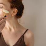 Minimalizm w pielęgnacji skóry: prosta rutyna, realne efekty