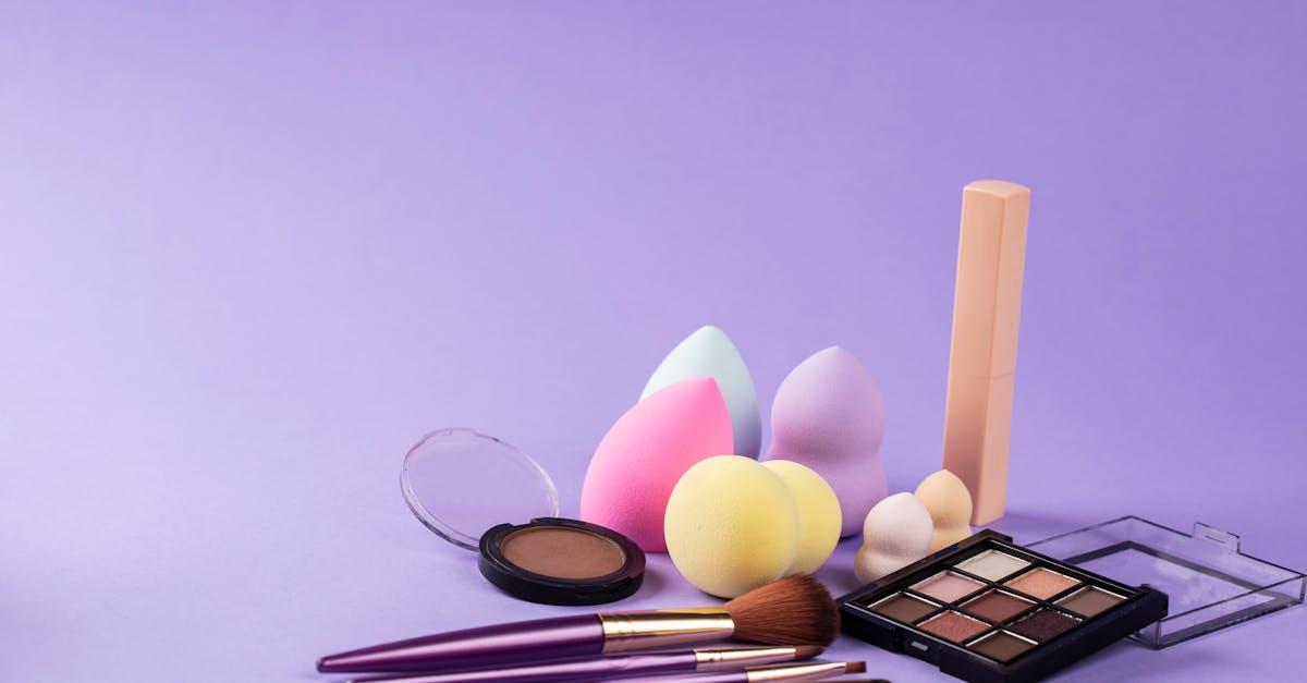 Czy więcej kosmetyków znaczy lepiej? Minimalizm w pielęgnacji kontra przeładowana rutyna