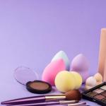 Czy więcej kosmetyków znaczy lepiej? Minimalizm w pielęgnacji kontra przeładowana rutyna