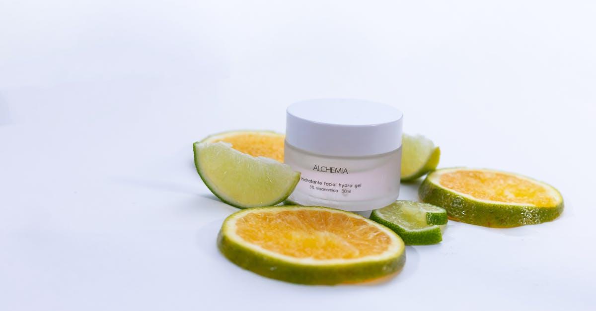 Witamina C w pielęgnacji twarzy: działanie, efekty i jak poprawnie ją stosować