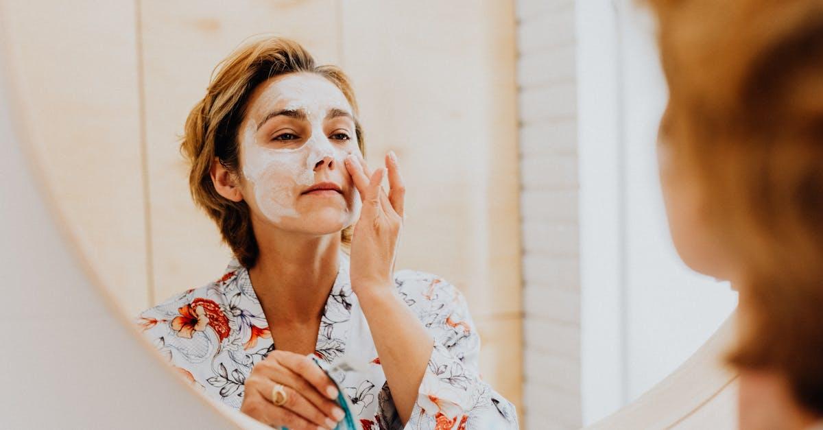 Pielęgnacja skóry po 50 – kompletny przewodnik: rutyna, kluczowe składniki i najczęstsze błędy