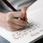 Journaling dla relaksu: jak zacząć i wyciszyć umysł w 10 minut dziennie