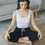 Medytacja dla początkujących w domu: praktyczny przewodnik krok po kroku