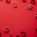 Walentynki na własnych zasadach: pomysły na świętowanie solo, w duecie i z przyjaciółmi